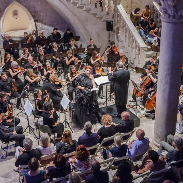 &lt;p&gt;Dubrovački simfonijski orkestar nastupa pod ravnanjem maestra Valentina Egela, te kao solistica s orkestrom nastupa naša mezzosopranistica Dubravka Šeparović Mušović&lt;/p&gt;