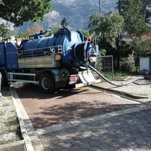 &lt;p&gt;Puknuće kanalizacijske cijevi na Plišćevcu u Makarskoj&lt;/p&gt;