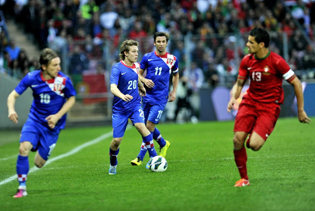 &lt;p&gt;Alen Halilović uz budućeg i tadašnjeg kapetana Hrvatske Luku Modrića i Darija Srnu na prijateljskom susretu s Portugalom 2013. godine&lt;/p&gt;