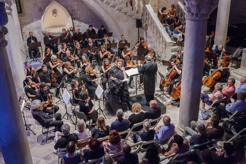 &lt;p&gt;Dubrovački simfonijski orkestar nastupa pod ravnanjem maestra Valentina Egela, te kao solistica s orkestrom nastupa naša mezzosopranistica Dubravka Šeparović Mušović&lt;/p&gt;