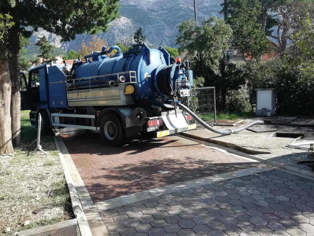 &lt;p&gt;Puknuće kanalizacijske cijevi na Plišćevcu u Makarskoj&lt;/p&gt;