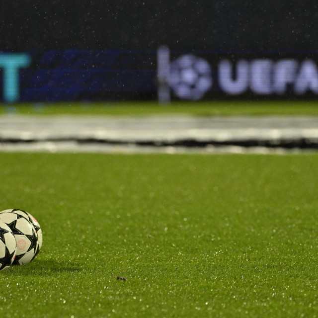 &lt;p&gt;Zagreb, 021024.&lt;br&gt;
Stadion Maksimir.&lt;br&gt;
Atmosfera na stadionu prije pocetka utakmice 2. kola UEFA Lige prvaka, GNK Dinamo - AS Monaco.&lt;br&gt;
Na fotografiji: nogometna lopta.&lt;br&gt;