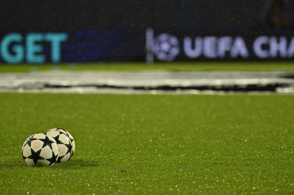 &lt;p&gt;Zagreb, 021024.&lt;br&gt;
Stadion Maksimir.&lt;br&gt;
Atmosfera na stadionu prije pocetka utakmice 2. kola UEFA Lige prvaka, GNK Dinamo - AS Monaco.&lt;br&gt;
Na fotografiji: nogometna lopta.&lt;br&gt;