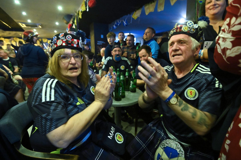 Slobodna Dalmacija - Ori se pjesma škotskih navijača u središtu Zagreba,  pivo teče u potocima, pogledajte videa