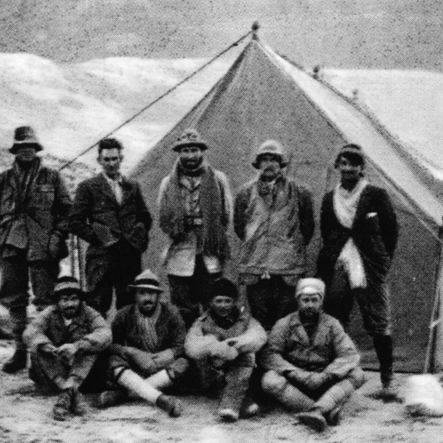 &lt;p&gt;Andrew Irvine, George Mallory, Edward F. Norton, Noel E. Odell i MacDonald; u drugom redu: E.O. Shebbeare, Geoffrey Bruce, Dr. T. Howard Somervell i Bentley Beethem&lt;/p&gt;