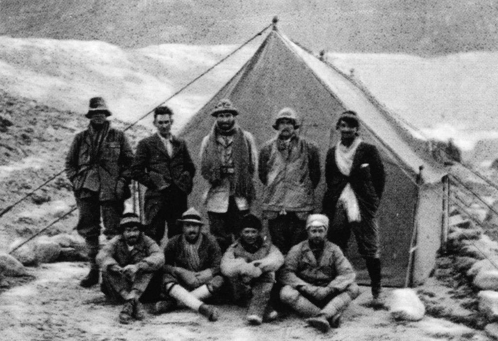 &lt;p&gt;Andrew Irvine, George Mallory, Edward F. Norton, Noel E. Odell i MacDonald; u drugom redu: E.O. Shebbeare, Geoffrey Bruce, Dr. T. Howard Somervell i Bentley Beethem&lt;/p&gt;