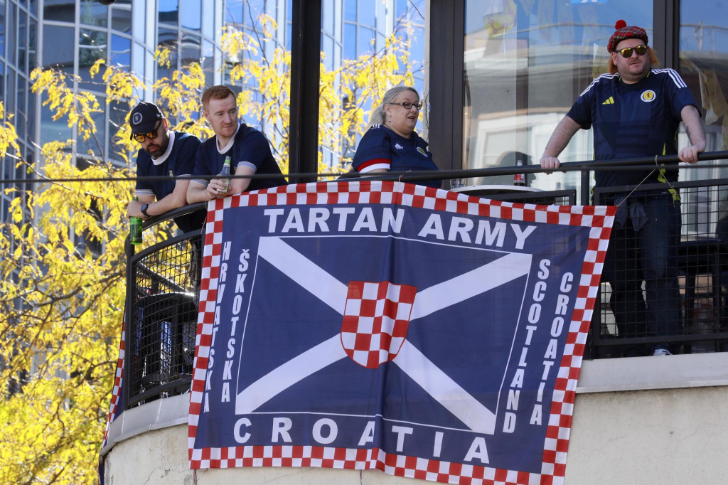 &lt;p&gt;Zagreb, 1201024&lt;br&gt;
Skotski navijaci Tartan Army organiziraju party za navijace s vlastitim DJ-om i glazbenikom.&lt;br&gt;
Na fotografiji: navijaci u Ritmu Grada.&lt;br&gt;