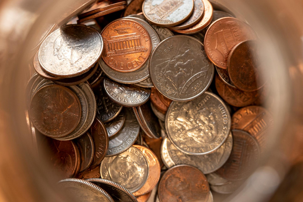 &lt;p&gt;US change money in a jar. Top view&lt;/p&gt;