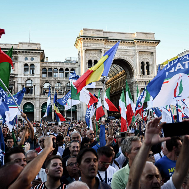 &lt;p&gt;Euforija na jednom od skupova Braće Italije, stranke koja je iznjedrila Giorgiju Meloni; ovoga puta u Milanu&lt;/p&gt;