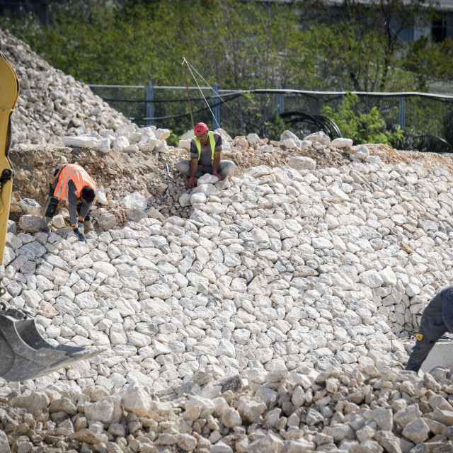 &lt;p&gt;Radnik koji prima plaću od oko 1300 eura mjesečno, državi godišnje uplati osam takvih plaća.&lt;/p&gt;