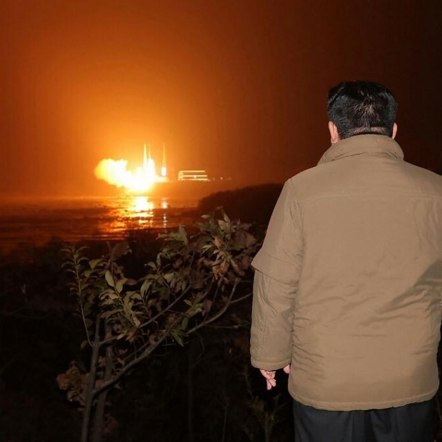 &lt;p&gt;Kim Jong Un nadgleda lansiranje rakete&lt;/p&gt;