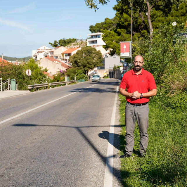 &lt;p&gt;Danijel Mileta na lokaciji na kojoj će se graditi nogostup od Kronjinog magazina do igrališta u Crnici&lt;/p&gt;