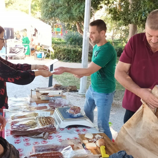 &lt;p&gt;Mali, šaroliki sajam u parku u Gružu&lt;/p&gt;