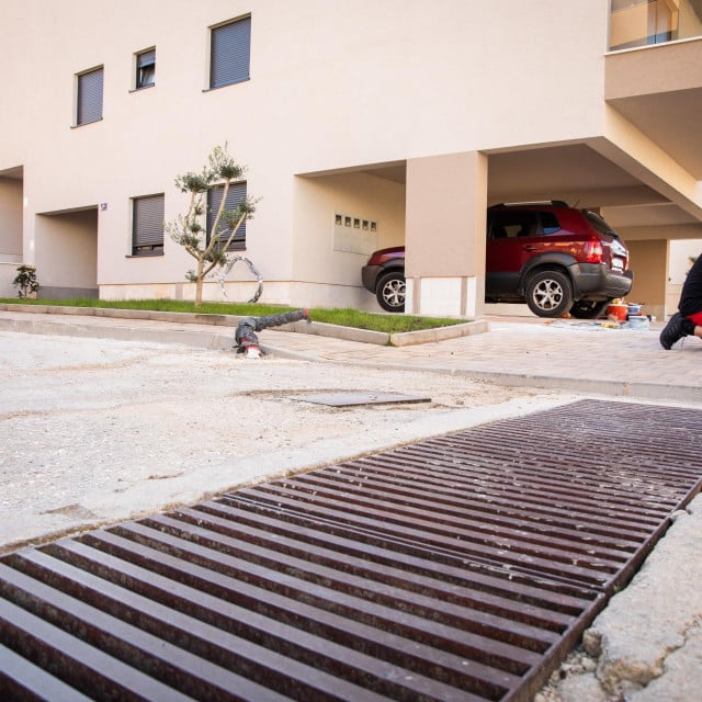 &lt;p&gt;Naš sugovornik na parkingu novoizgrađene zgrade u Ulici Domovinskog rata, Strožanac&lt;/p&gt;