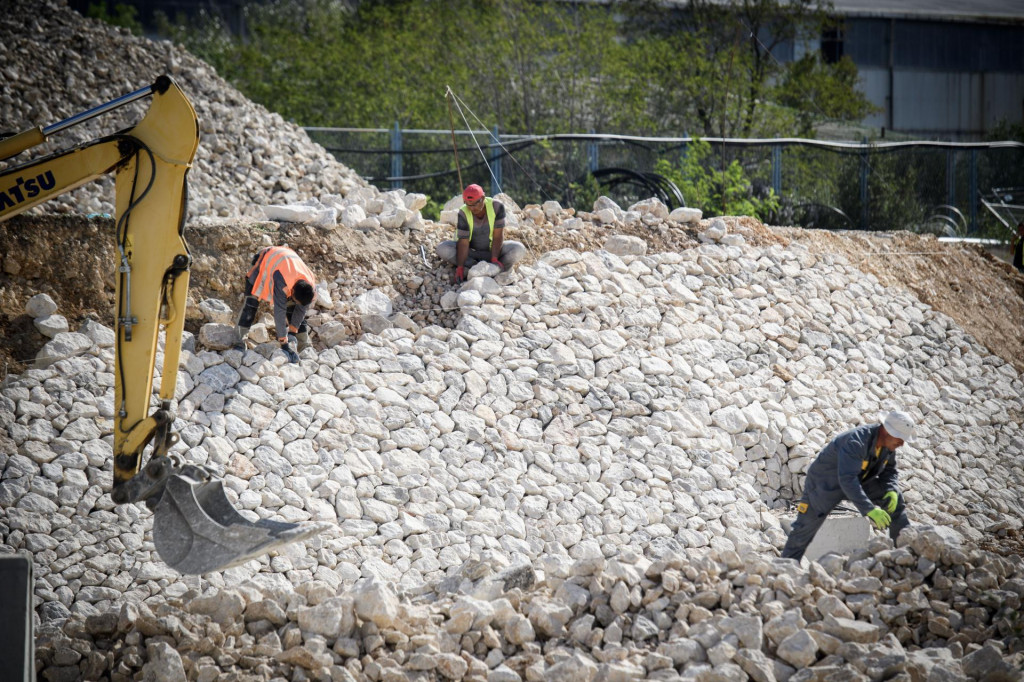 &lt;p&gt;Radnik koji prima plaću od oko 1300 eura mjesečno, državi godišnje uplati osam takvih plaća.&lt;/p&gt;