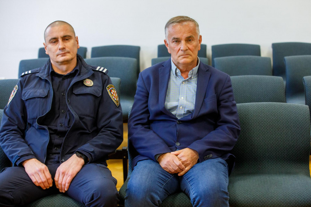 &lt;p&gt; Drago Tadić u ponedjeljak je na osječkom Županijskom sudu priznao krivnju za podmićivanje bivšeg policajca PNUSKOK-a&lt;/p&gt;