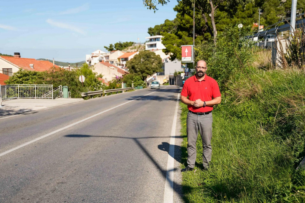 &lt;p&gt;Danijel Mileta na lokaciji na kojoj će se graditi nogostup od Kronjinog magazina do igrališta u Crnici&lt;/p&gt;