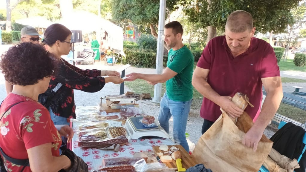 &lt;p&gt;Mali, šaroliki sajam u parku u Gružu&lt;/p&gt;