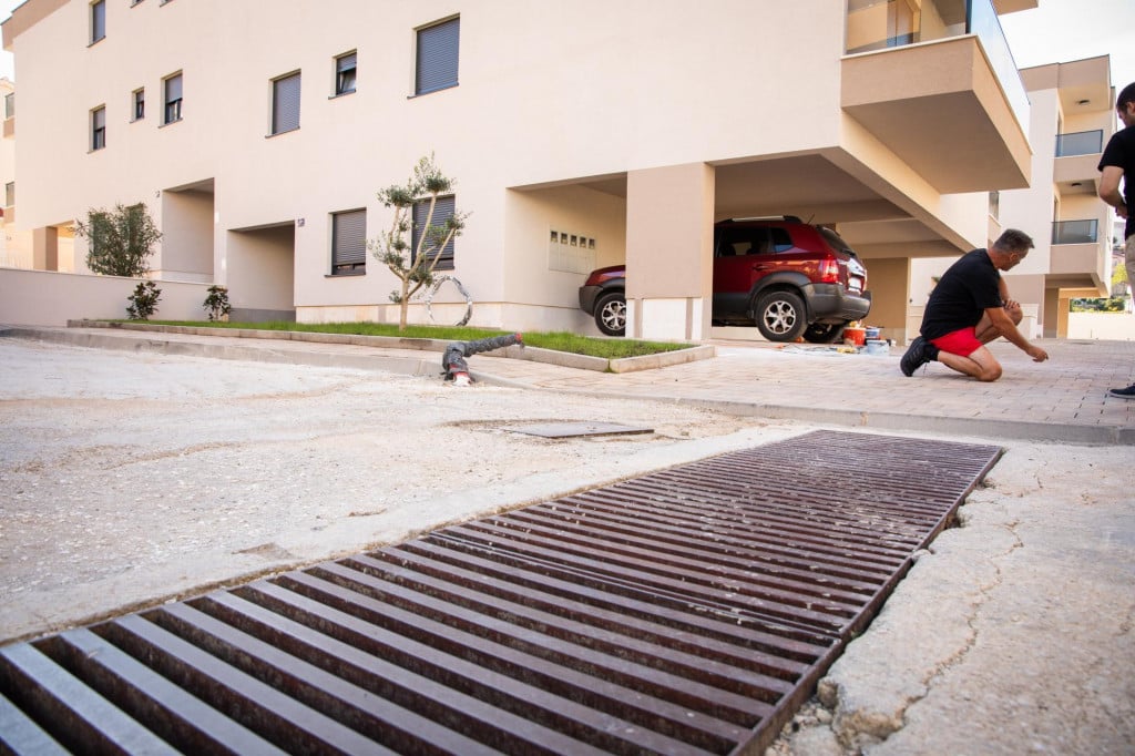 &lt;p&gt;Naš sugovornik na parkingu novoizgrađene zgrade u Ulici Domovinskog rata, Strožanac&lt;/p&gt;