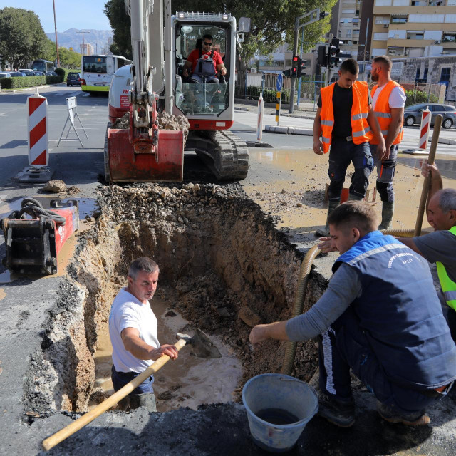 &lt;p&gt;Radnici vodovoda na terenu popravljaju puknutu vodovodnu cijev na križanju Poljičke i Ulice Brune Bušića&lt;/p&gt;