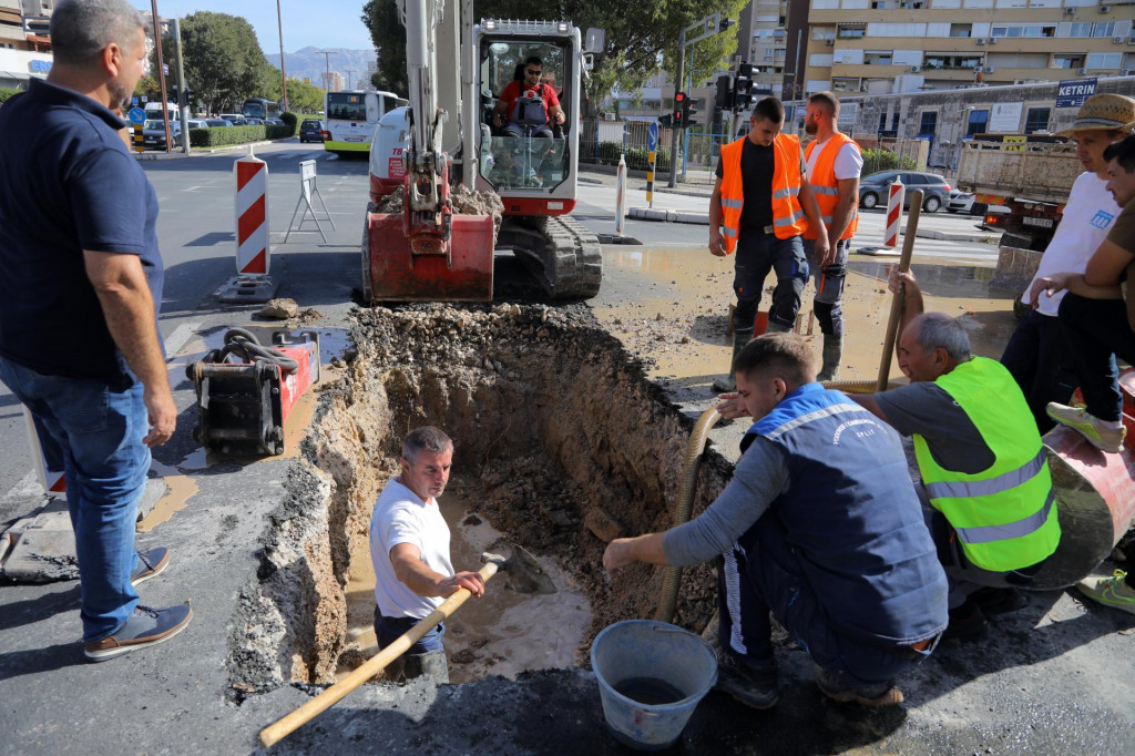 &lt;p&gt;Radnici vodovoda na terenu popravljaju puknutu vodovodnu cijev na križanju Poljičke i Ulice Brune Bušića&lt;/p&gt;