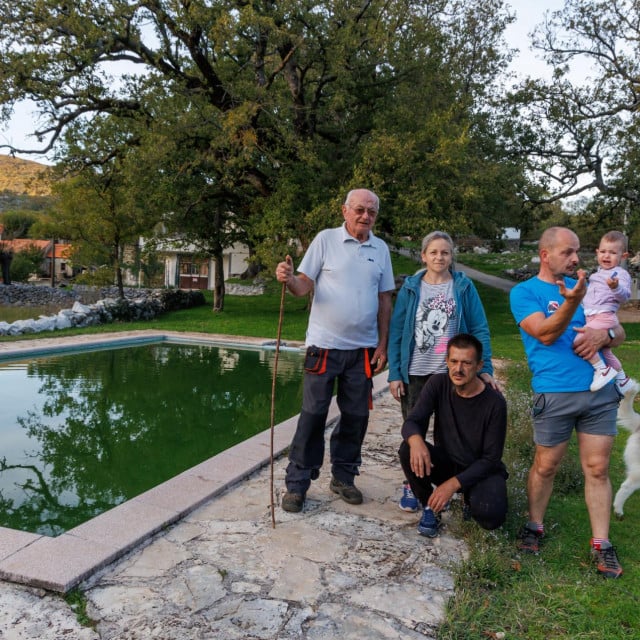 &lt;p&gt;Ponosni Bartulovići kraj zajedničkog bazena koji će uskoro postati ”punoljetan”&lt;/p&gt;