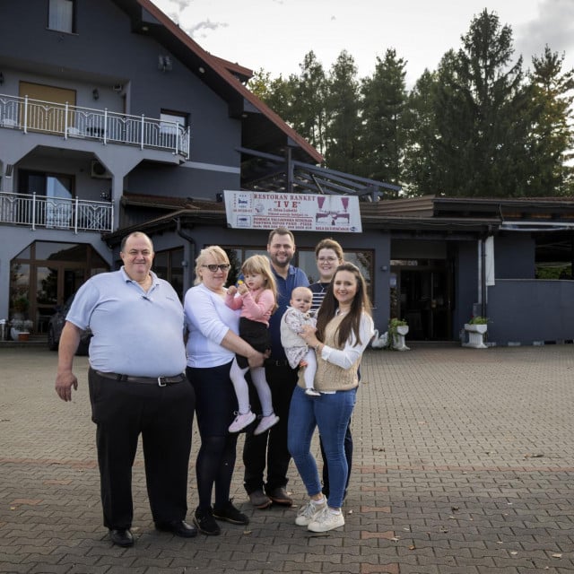 &lt;p&gt;Familija Luketić ispred svog restorana kod jezera, u predgrađu Ogulina. Kupusa iliti zelja nema, no u njih se svejedno dobro jede, najviše - manistra ”po talijanski”&lt;/p&gt;