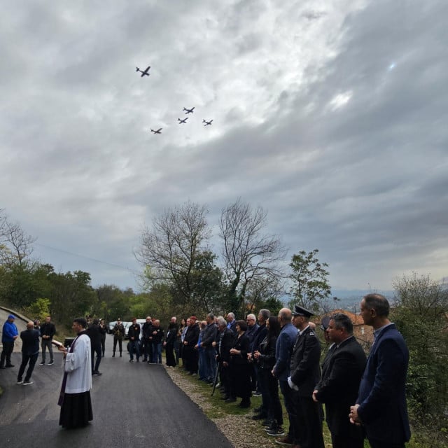 &lt;p&gt;Nebom iznad okupljenih kod spomenika ”Slomljeno krilo” preletjelo je pet zrakoplova aero-klubova Sinj i Split u čast petorice njihovih članova poginulih na tom mjestu&lt;/p&gt;