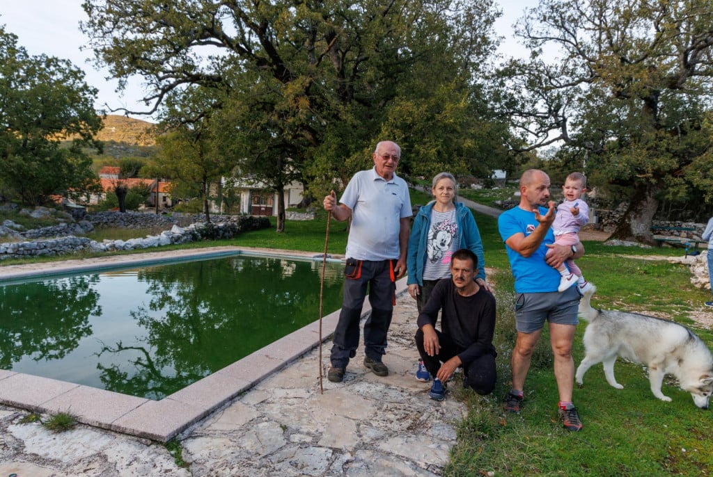 &lt;p&gt;Ponosni Bartulovići kraj zajedničkog bazena koji će uskoro postati ”punoljetan”&lt;/p&gt;