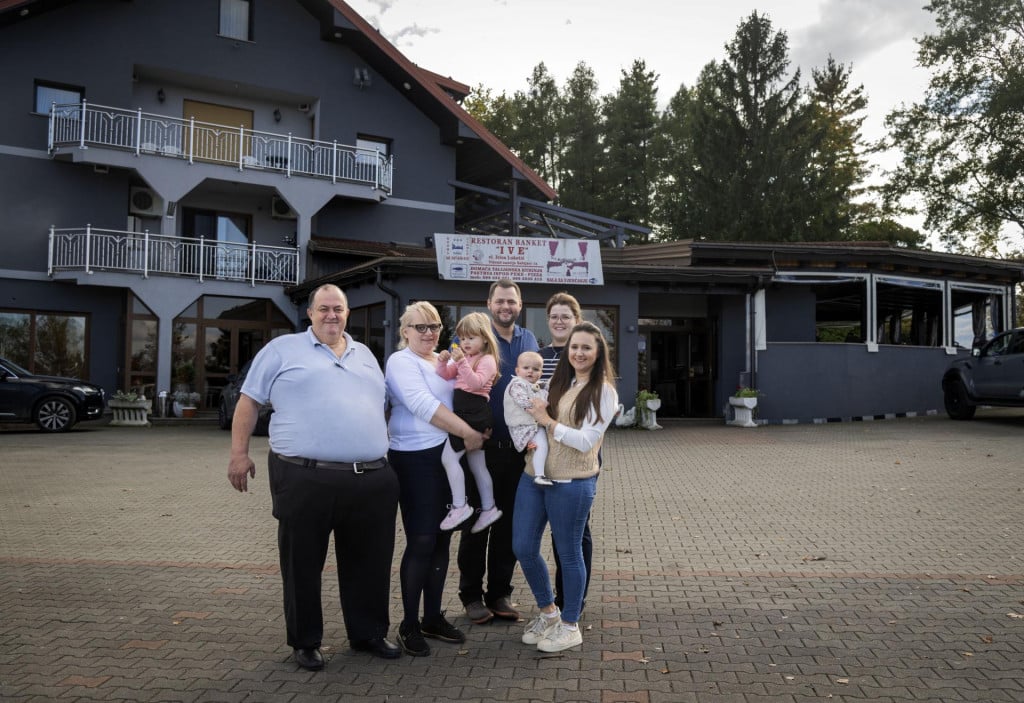 &lt;p&gt;Familija Luketić ispred svog restorana kod jezera, u predgrađu Ogulina. Kupusa iliti zelja nema, no u njih se svejedno dobro jede, najviše - manistra ”po talijanski”&lt;/p&gt;