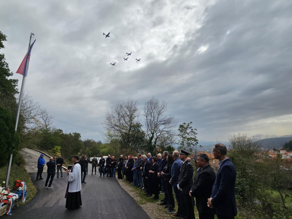 &lt;p&gt;Nebom iznad okupljenih kod spomenika ”Slomljeno krilo” preletjelo je pet zrakoplova aero-klubova Sinj i Split u čast petorice njihovih članova poginulih na tom mjestu&lt;/p&gt;