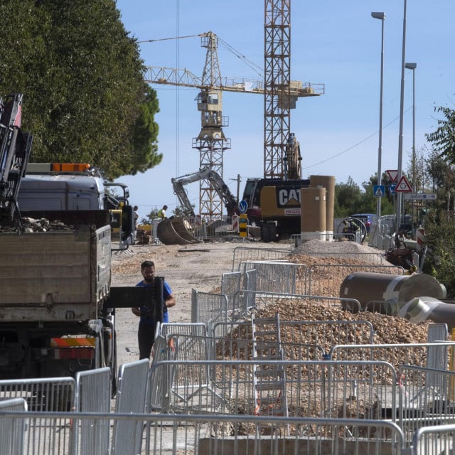 &lt;p&gt;U gradskom kotaru Trstenik radovi na rekonstrukciji vodovodno kanalizacijske mreže u Ulici Ivana pl. Zajca traju mjesecima&lt;/p&gt;