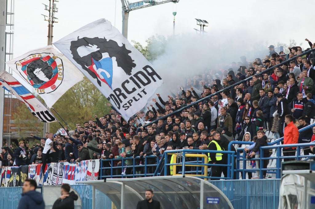 &lt;p&gt;Torcida puni tribine stadiona Ivan Kušek Apaš&lt;/p&gt;