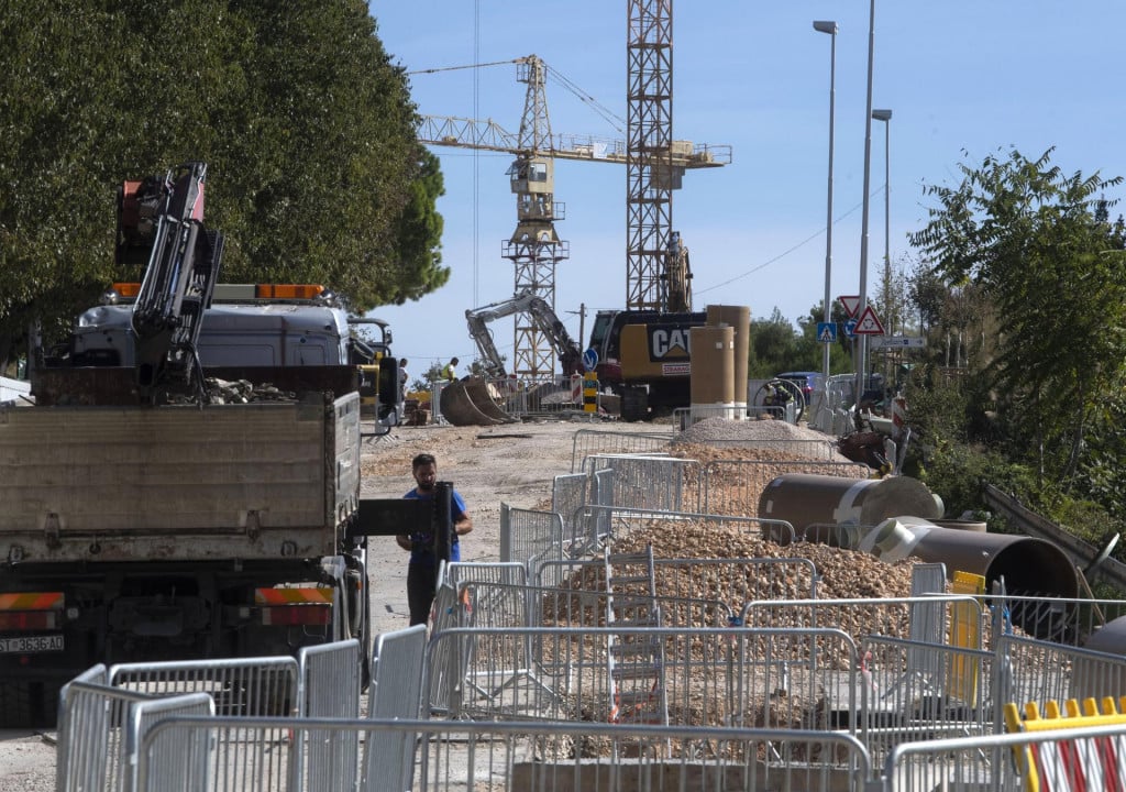 &lt;p&gt;U gradskom kotaru Trstenik radovi na rekonstrukciji vodovodno kanalizacijske mreže u Ulici Ivana pl. Zajca traju mjesecima&lt;/p&gt;