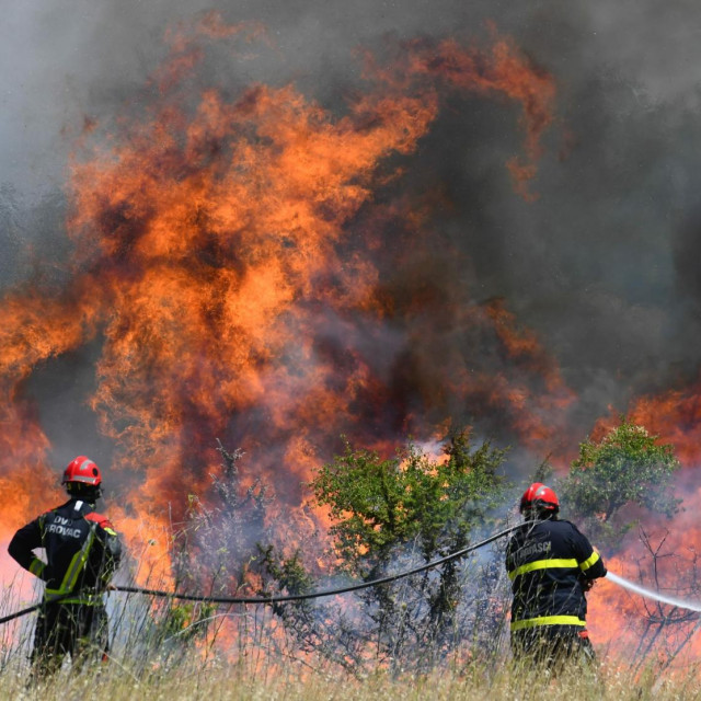 &lt;p&gt;Vodice, 130722.&lt;br&gt;
Kanaderi i vatrogasci gase pozar u zaledju Vodica.&lt;br&gt;