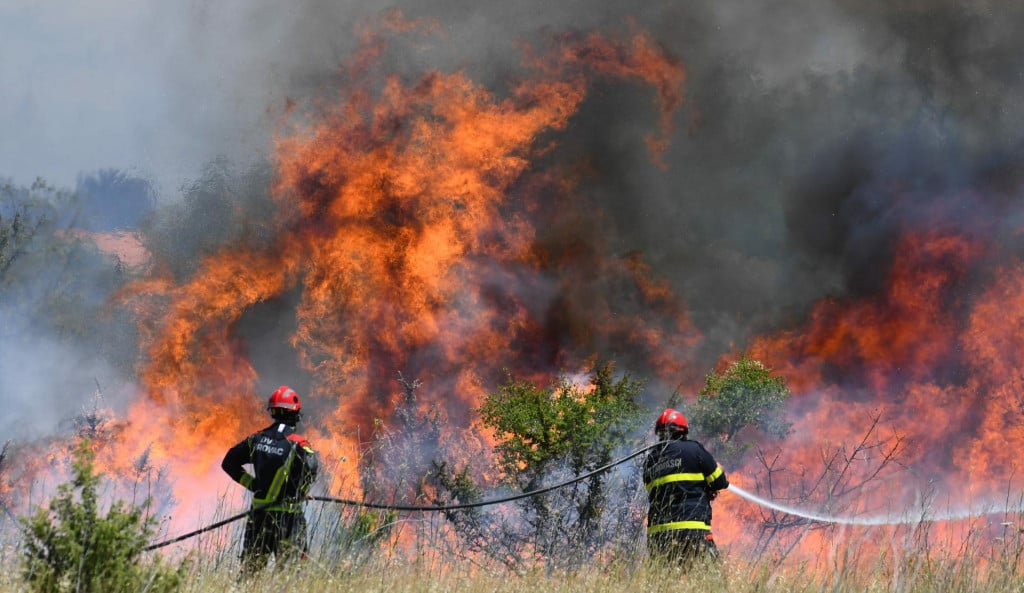 &lt;p&gt;Vodice, 130722.&lt;br&gt;
Kanaderi i vatrogasci gase pozar u zaledju Vodica.&lt;br&gt;