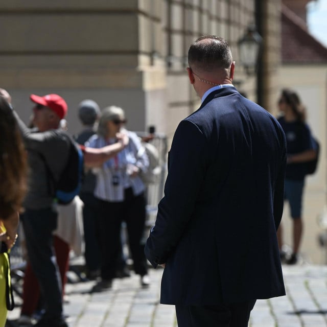 &lt;p&gt;‘I Ostojić i Plenković pokazali su sramotnu bezobzirnost trošeći novac poreznih obveznika na p***ije i jednako ponizili jednog službenika tražeći da on odgovara na njihove maloumne dopise‘&lt;/p&gt;