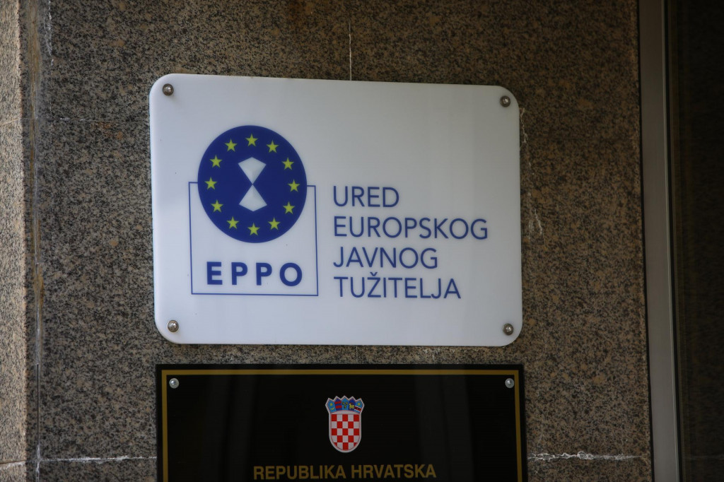 &lt;p&gt;Ured europskog javnog tužitelja (EEPO) u Zagrebu podigao je optužnicu protiv četiri osobe koje tereti da su iskoristili svoj položaj kako bi jednom trgovačkom društvu po uvećanim cijenama dodijelili posao oko izgradnje sortirnice u Mihačevoj Dragi&lt;/p&gt;