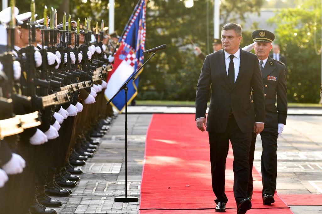 &lt;p&gt;Zoran Milanović Milanović u obraćanju ističe kako nikada nije rekao da će hrvatski vojnici u misiji NATO-a za logističku potporu Ukrajini fizički biti u Ukrajini&lt;/p&gt;