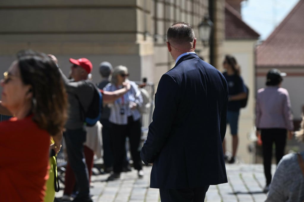 &lt;p&gt;‘I Ostojić i Plenković pokazali su sramotnu bezobzirnost trošeći novac poreznih obveznika na p***ije i jednako ponizili jednog službenika tražeći da on odgovara na njihove maloumne dopise‘&lt;/p&gt;