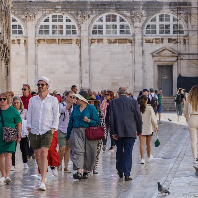 &lt;p&gt;Dubrovnik, 091022.&lt;br&gt;
Prekrasna nedjelja u Dubrovniku, turisti u setnji Stradunom. Plazu Banje i dalje pohode kupaci, a u kaficima uzivaju u slobodnom i suncanom danu.&lt;br&gt;