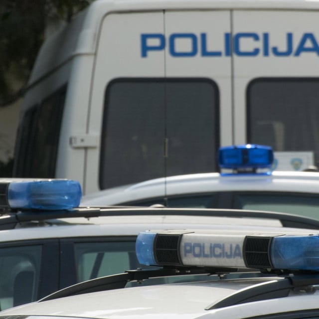 &lt;p&gt;Metkovic, 110315.&lt;br&gt;
Akcija policijske uprave Dubrovacko-neretvanske i Uskoka u Metkovicu u kojoj je uhiceno najmanje deset djelatnih policajaca pripadnika policijske postaje Metkovic.&lt;br&gt;
Kako nesluzbeno doznajemo uhiceni policajci se terete za primanje mita, prilikom redovitih kontrola prometa i dubinske granicne kontrole.&lt;br&gt;