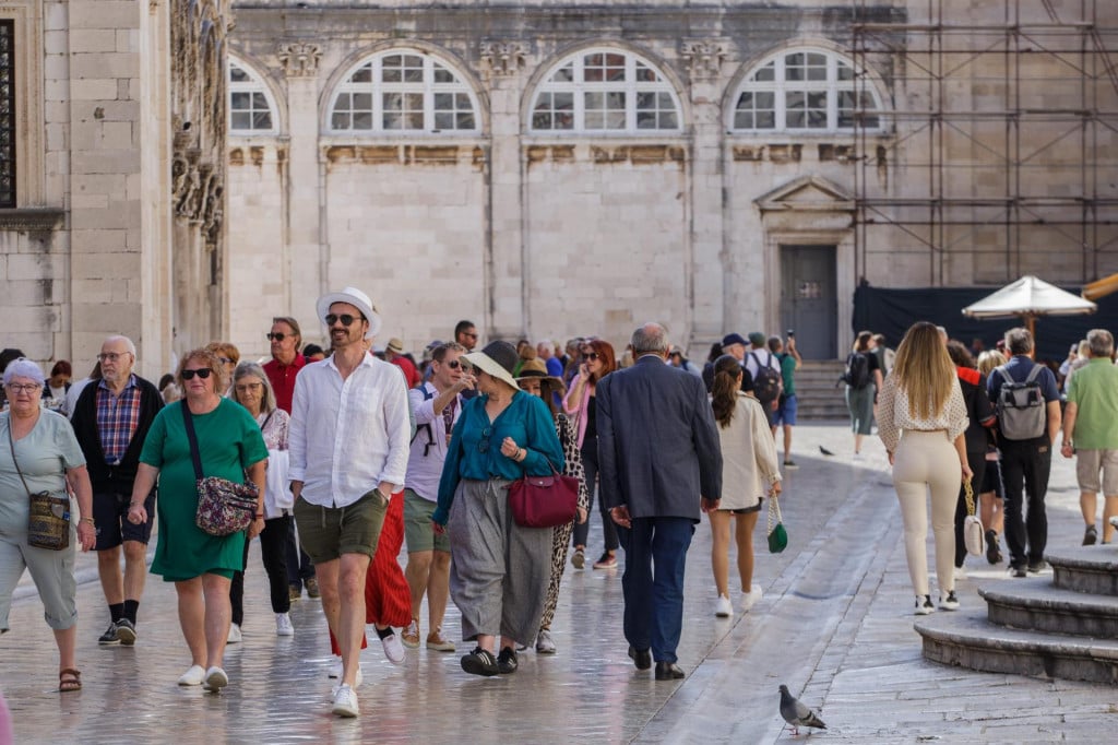 &lt;p&gt;Dubrovnik, 091022.&lt;br&gt;
Prekrasna nedjelja u Dubrovniku, turisti u setnji Stradunom. Plazu Banje i dalje pohode kupaci, a u kaficima uzivaju u slobodnom i suncanom danu.&lt;br&gt;