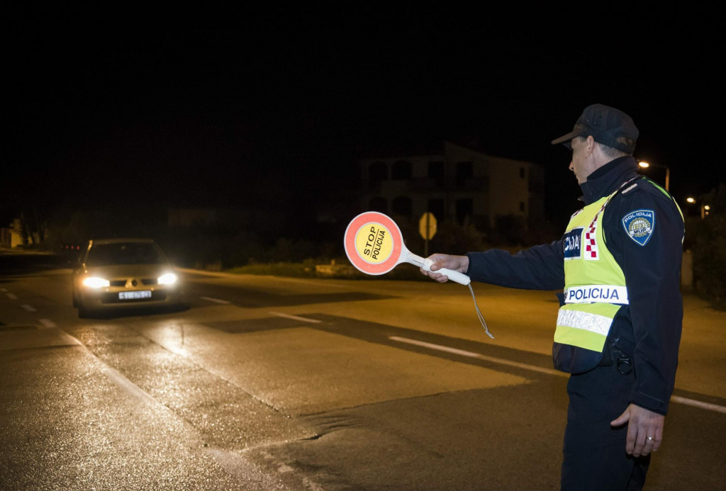 &lt;p&gt;Sibenik, 231016.&lt;br&gt;
Zbog ucestalih prometnih nesreca vikendom policija je uvela pojacanu kontrolu vozac.&lt;br&gt;