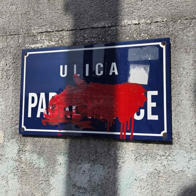 <p>I&scaron;arana natpisna ploča Ulice Padre Perice</p>