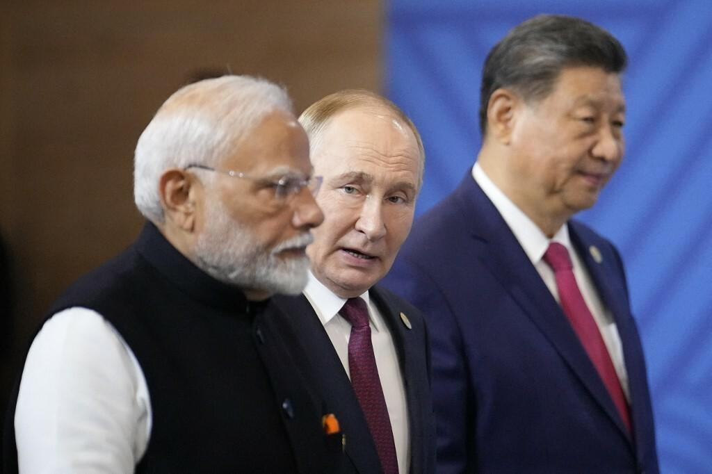 &lt;p&gt;Lideri Indije, Rusije, Kine i drugih država BRICS-a poslali su poruku Zapadu. Narendra Modi, Vladimir Putin i Xi Jinping &lt;/p&gt;