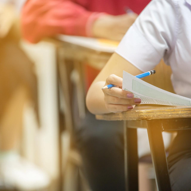 &lt;p&gt;Stipendiraju se učenici i studenti koji se školuju za deficitarna zanimanja, ali i u još nekoliko kategorija&lt;/p&gt;