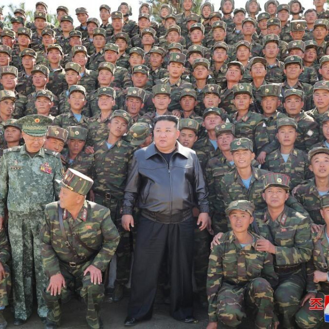 &lt;p&gt;Kim Jong Un s vojnicima u bazi &lt;/p&gt;