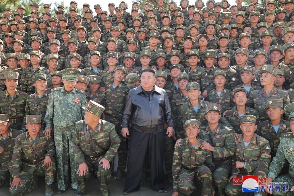 &lt;p&gt;Kim Jong Un s vojnicima u bazi &lt;/p&gt;