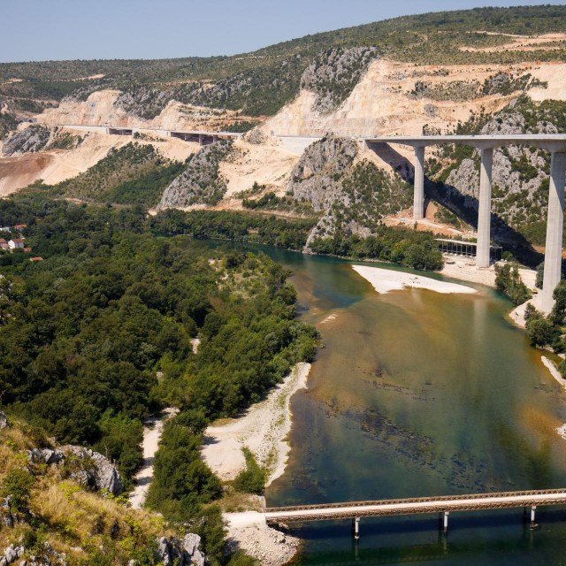 &lt;p&gt;Rijeka Neretva postaje tamni potok&lt;/p&gt;